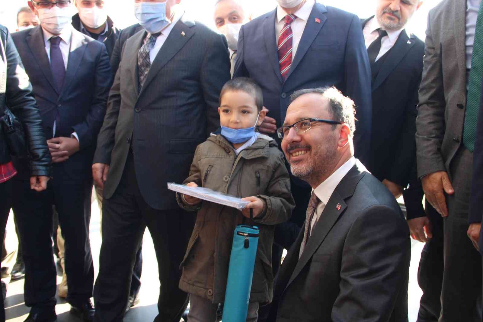 Bakan Kasapoğlu sözünü tuttu minik Hamza’yla buluştu