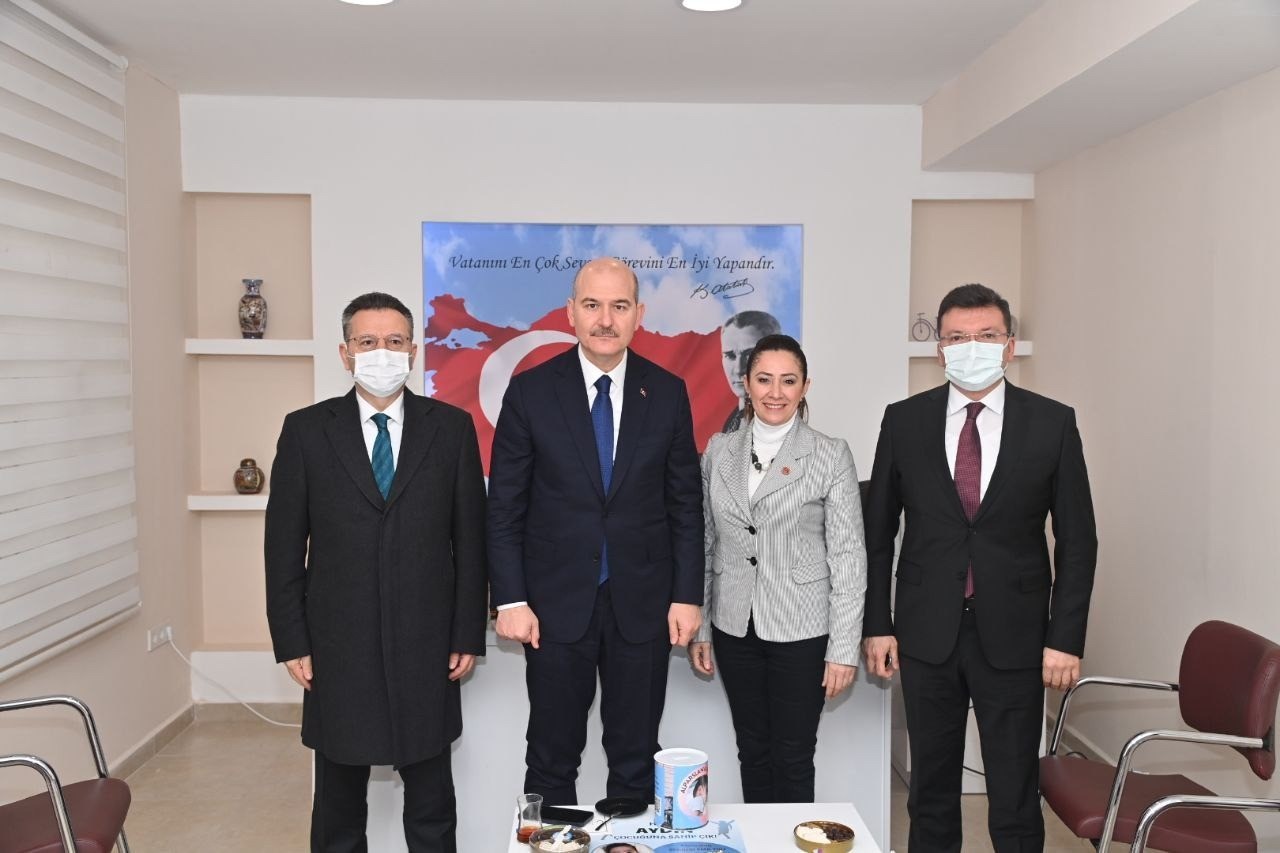 Bakan Soylu, Efeler’in Mimar Sinan Mahallesi’nde vatandaşlarla bir araya geldi