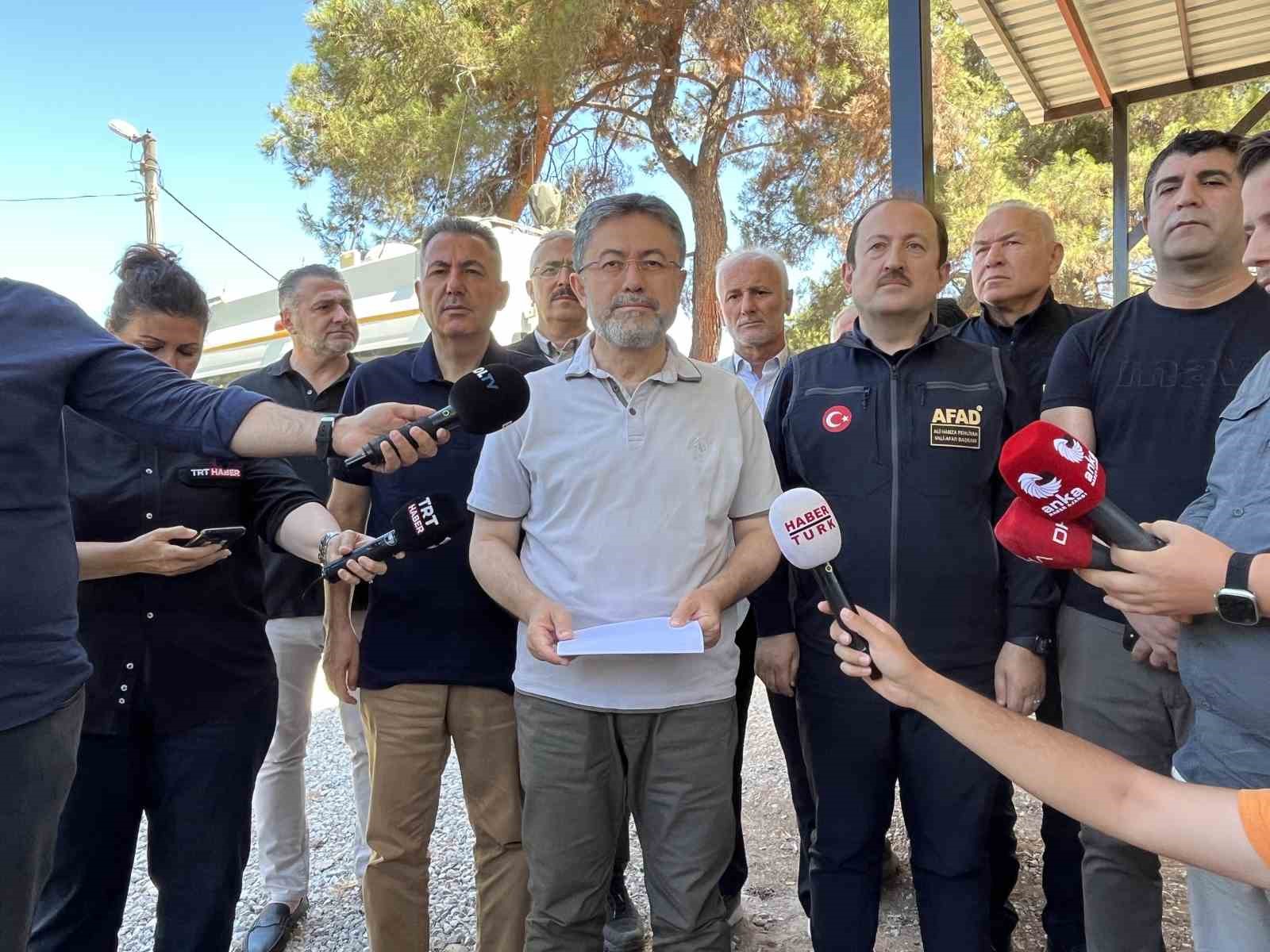 Bakan Yumaklı: ‘İzmir’deki yangının enerjisi düşürüldü’