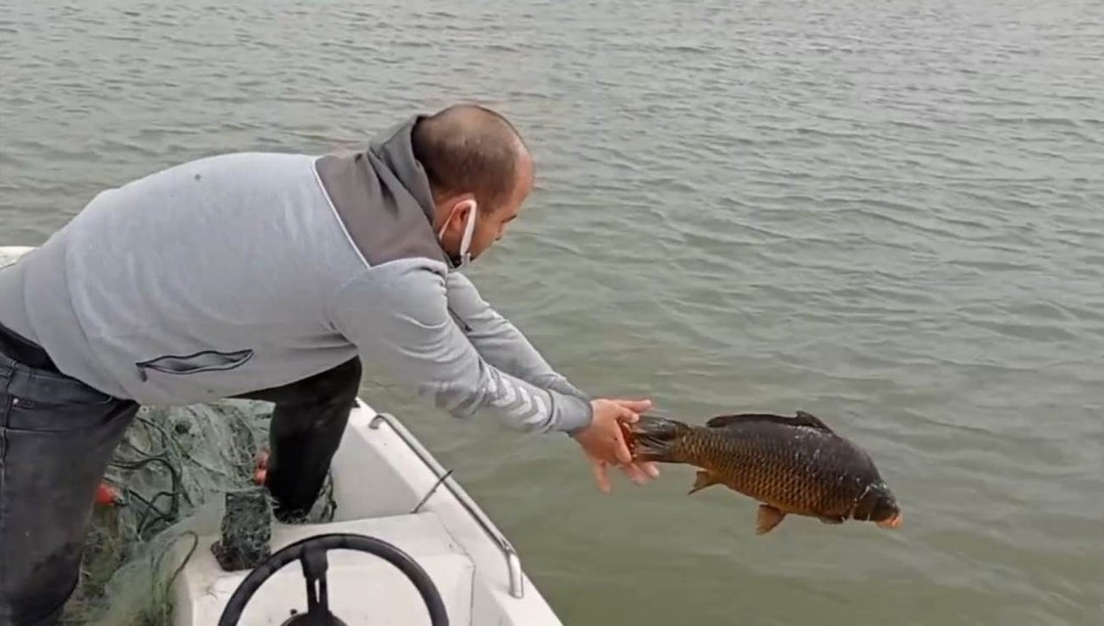 Baraj gölüne 1 kilometrelik kaçak ağ gerdiler