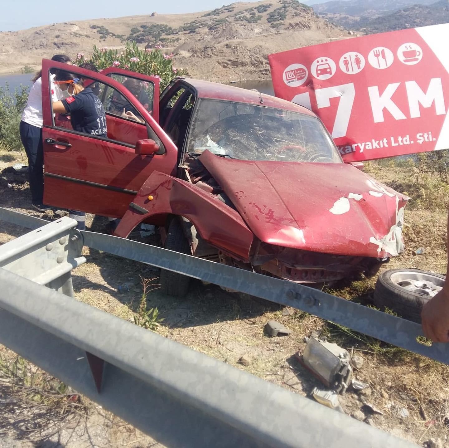 Bariyerlere çarpan otomobildeki 3 kişi yaralandı