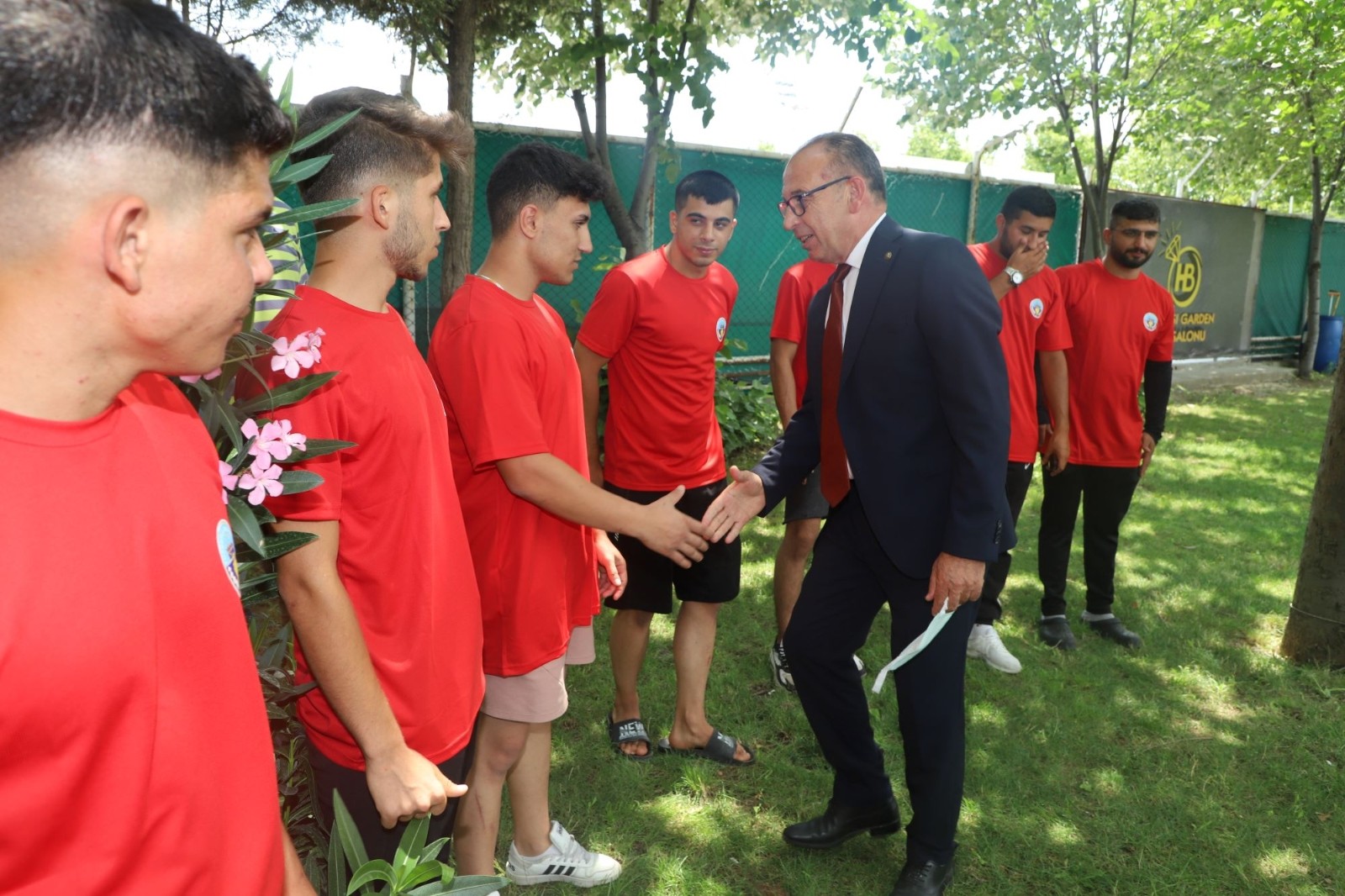 Başkan Akın Turgutlulu güreşçileri Edirne’ye uğurladı