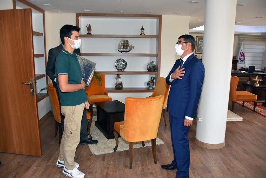 Başkan Çelik TEKNOFEST’te finale kalan öğrenciye yazıcı hediye etti