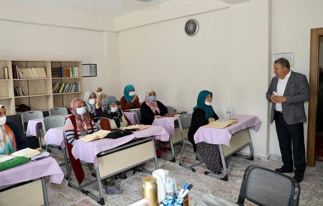 Başkan Çerçi Yunusemre Kur’an Kursu’nda kursiyerlerle buluştu