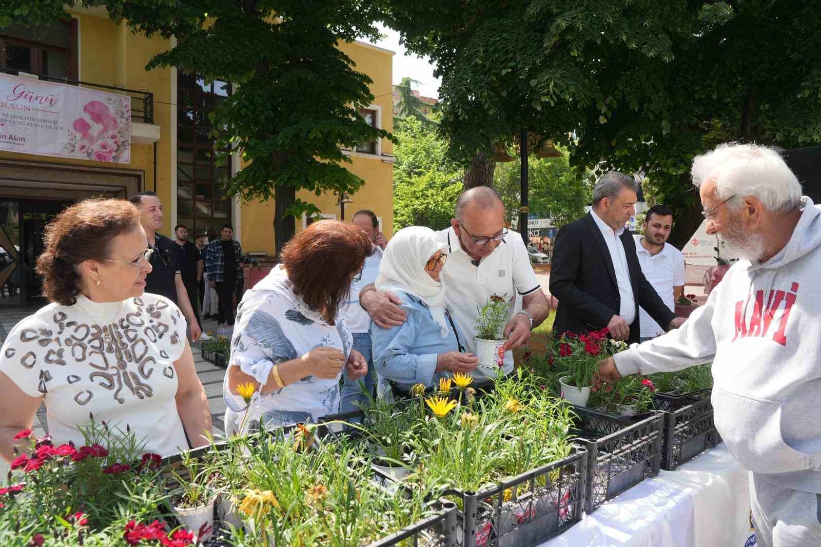 Başkan Çetin Akın’dan Anneler Günü’nde anlamlı kutlama