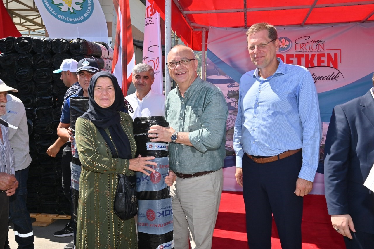 Başkan Ergün’den üzüm üreticilerine sergi bezi desteği