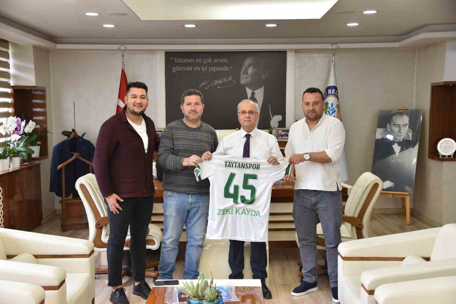 Başkan Kayda’ya forma hediye ettiler