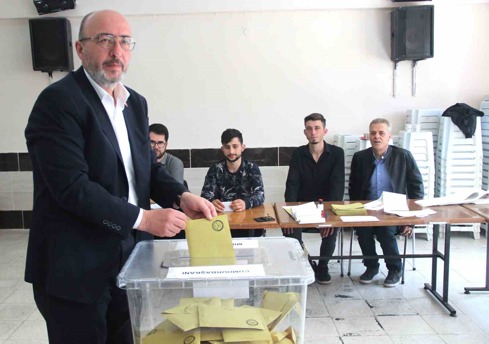 Başkan Mustafa Önsay oyunu kullandı