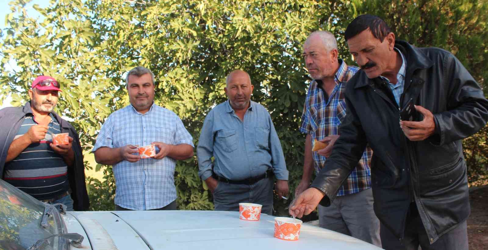Başkan Öküzcüoğlu’ndan üzüm teslim kuyruğundaki üreticilere çorba ikramı