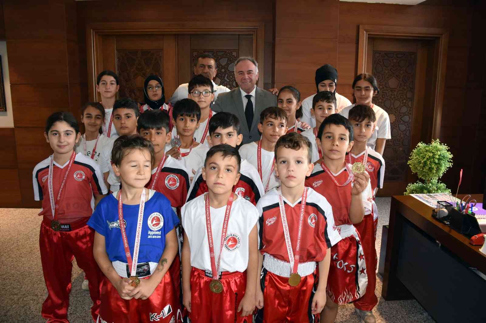 Başkan Öndeş madalyalı sporcuları ağırladı
