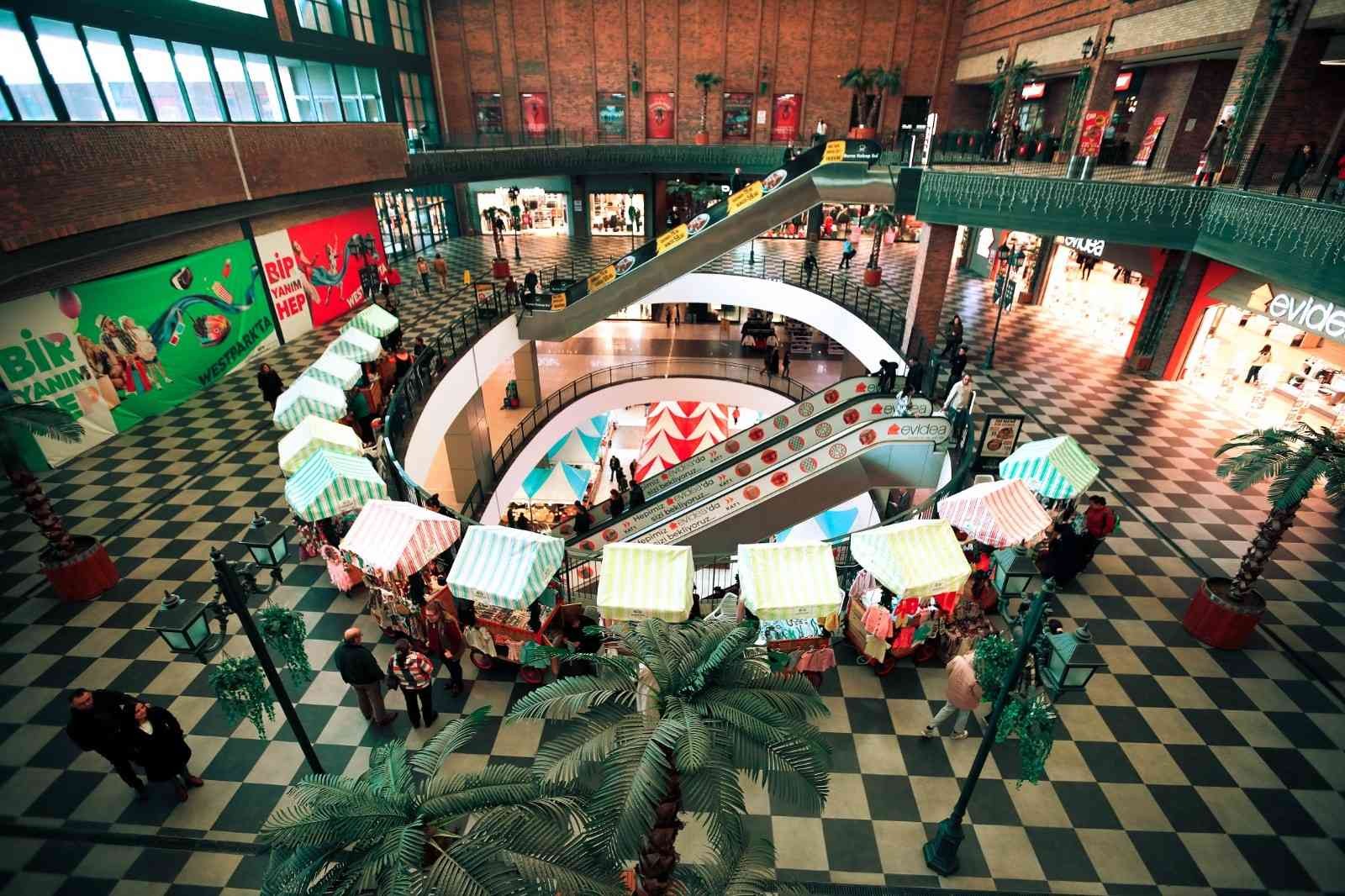 Bayraklı’da kadınlar el emeği ürünlerini satışa sundu