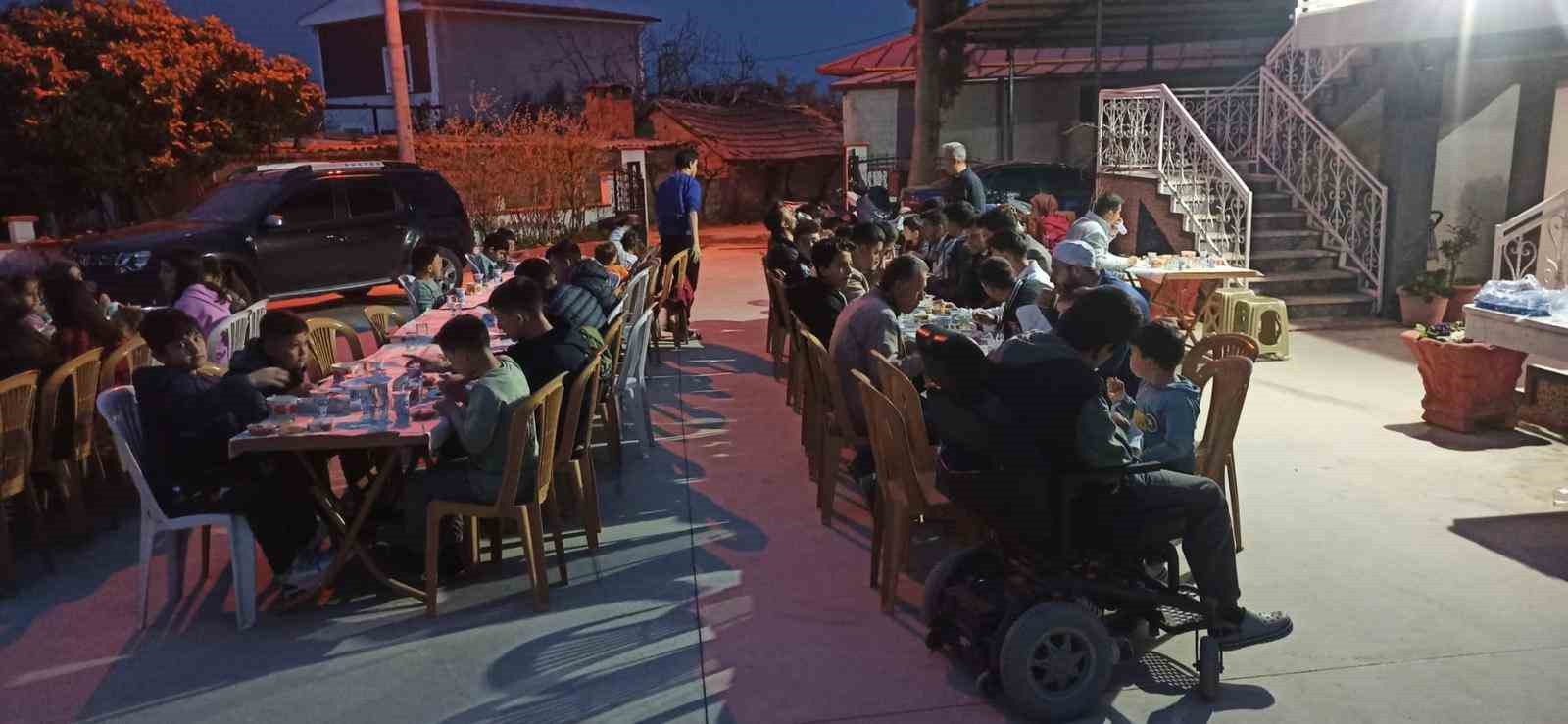 Bereketli’nin çocuk ve gençlerine camide iftar