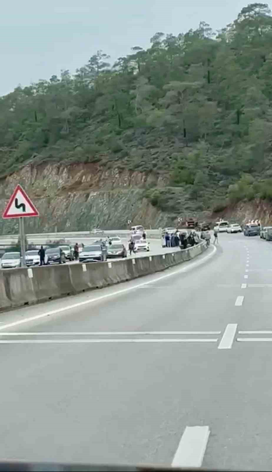 Beton bariyerlere çarpan motosiklet sürücüsü hayatını kaybetti