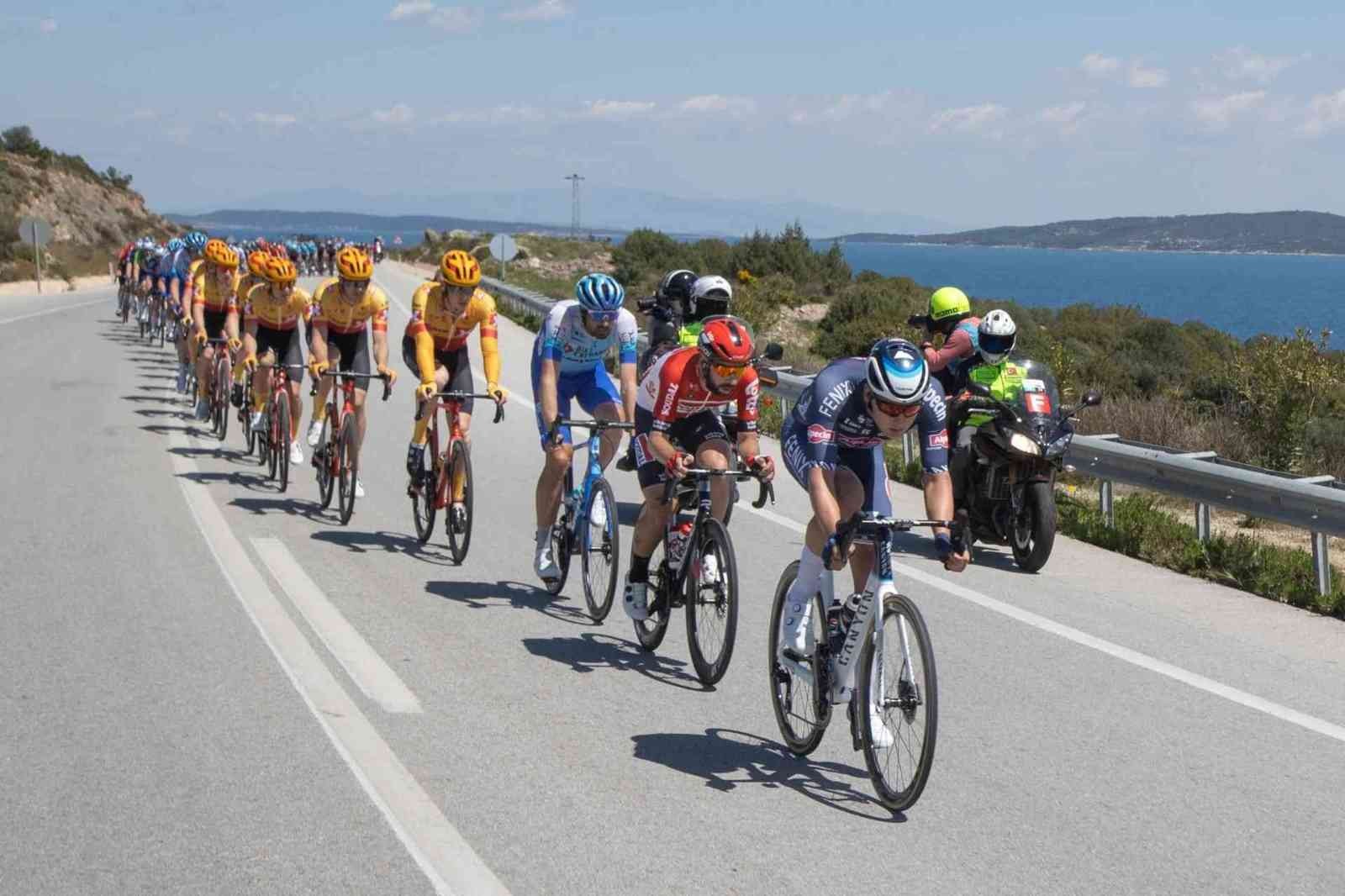Bisiklet turunda İzmir Ekonomi Üniversitesi öğrencileri çevirmenlik yaptı