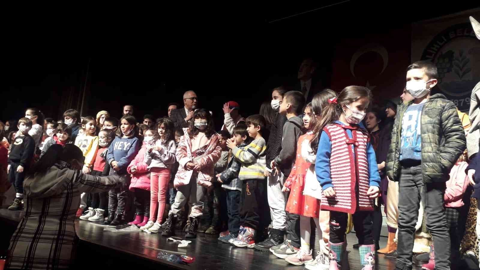 ‘Bizimkiler’ ve ‘Küfe’ Salihli’de sahnelendi