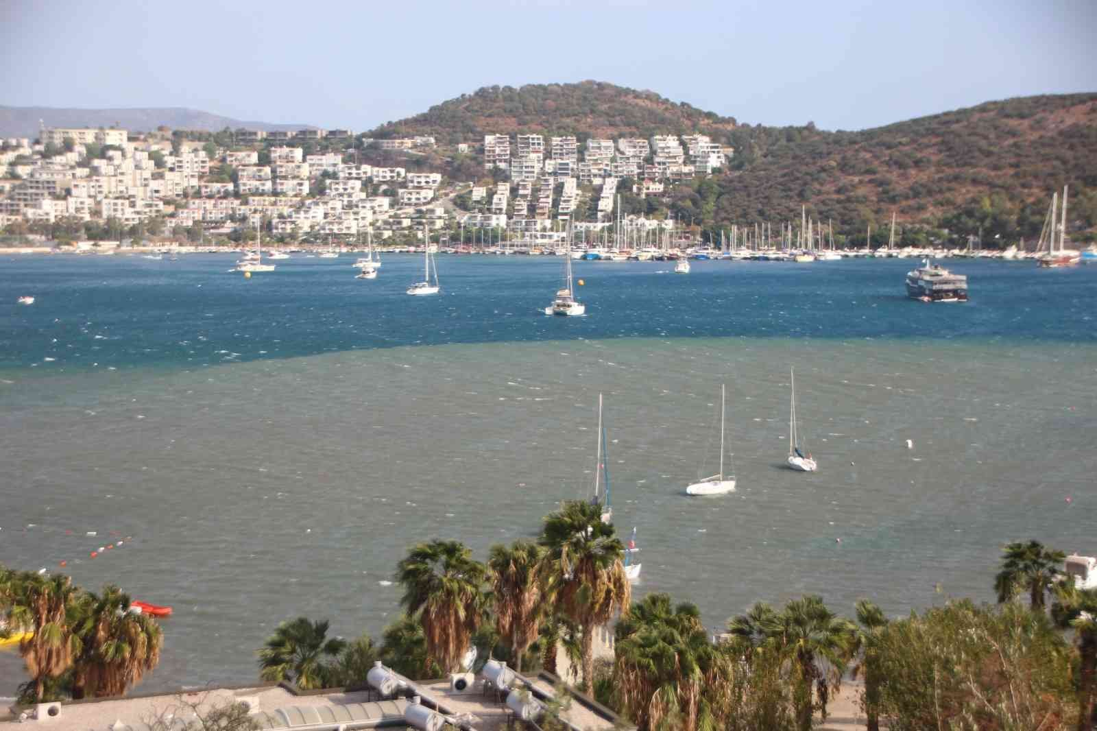 Bodrum’da denizin rengi değişti, fırtınanın hızı 70 kilometreye ulaştı