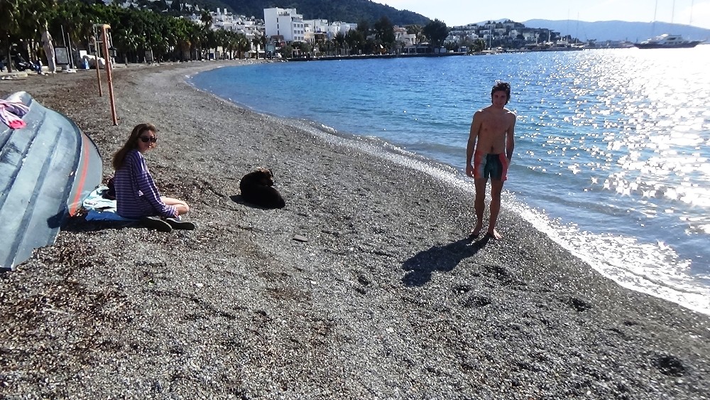 Bodrum’da kısıtlamaya rağmen denize girdiler, balık tuttular