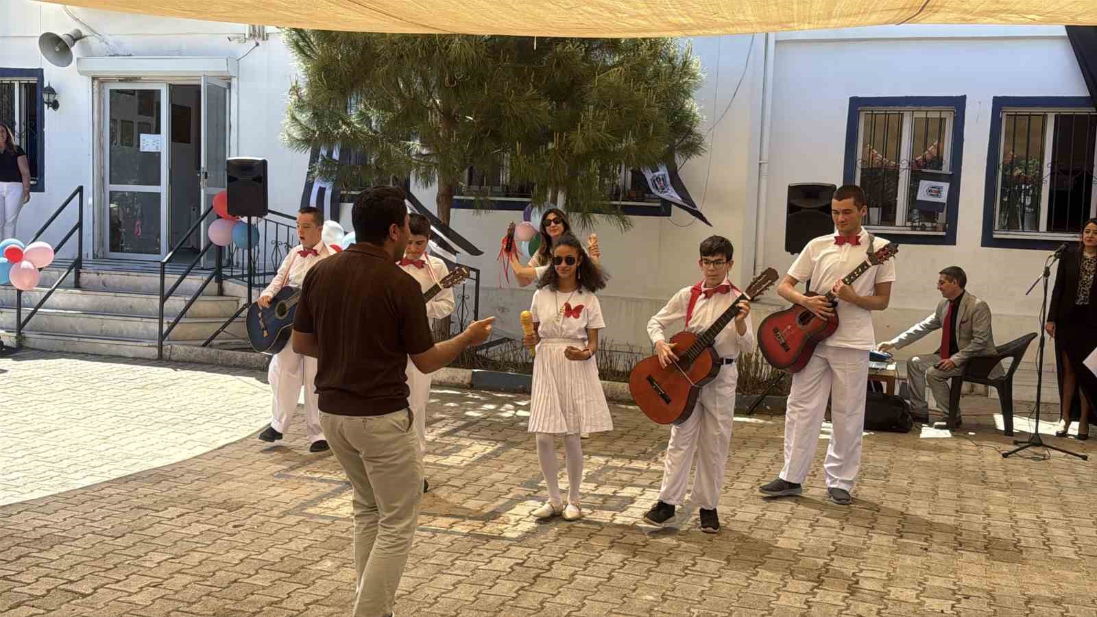 Bodrum’da özel öğrencilerden alkışlanan performans: ‘Hem vals yaptılar hem atölye açtılar’