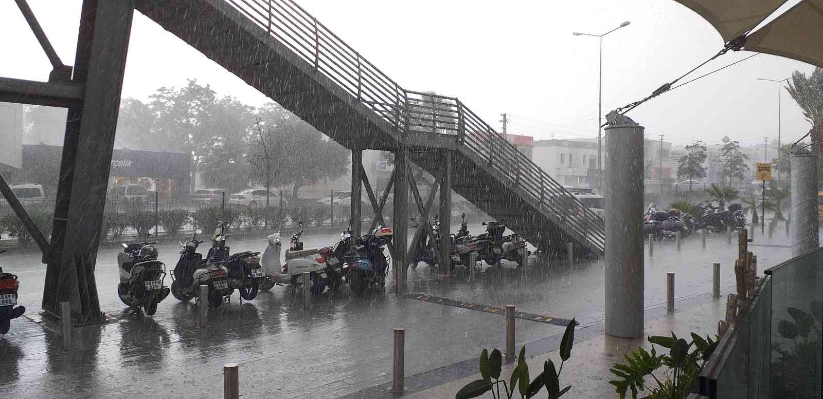 Bodrum’da sağanak yağış etkili oluyor
