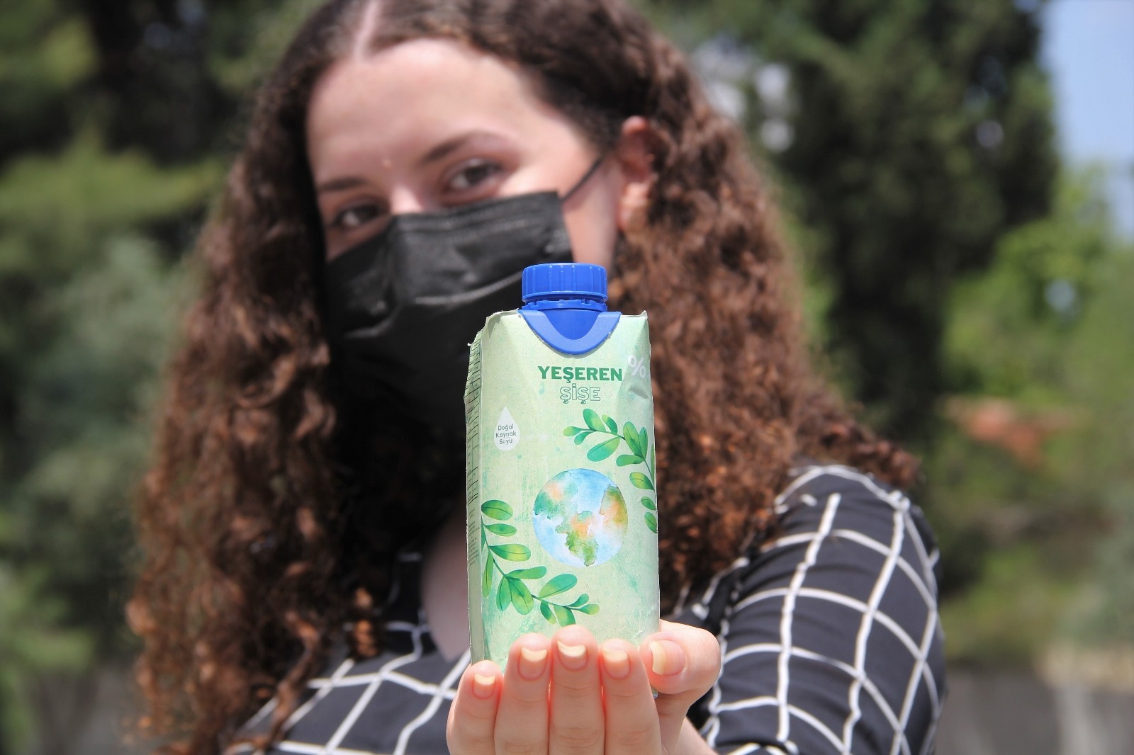 Bu şişe doğada çözünerek tohum saçıyor; ağaca dönüşüyor