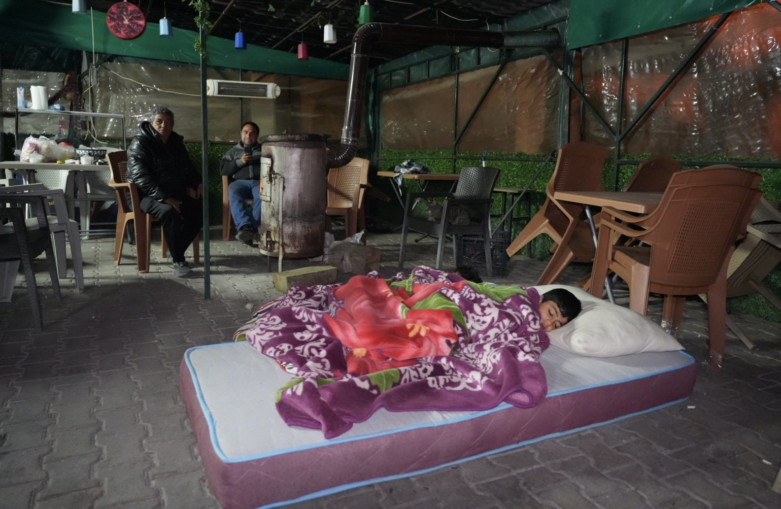 Buldan’da 5.1 büyüklüğündeki depremin ardından yaşanan artçılardan korkan vatandaşlar dışarda sabahladı