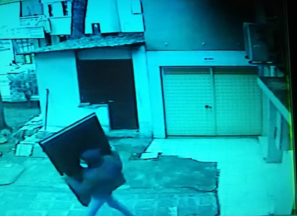 Caminin tuvalet kapılarını çaldı