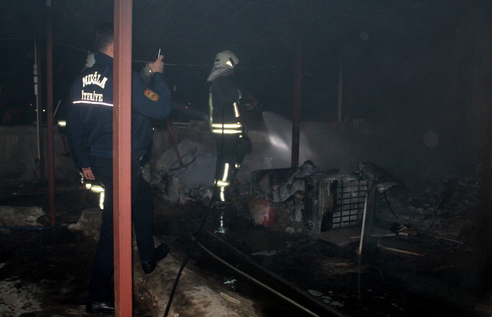 Çatıda çıkan yangın paniğe neden oldu