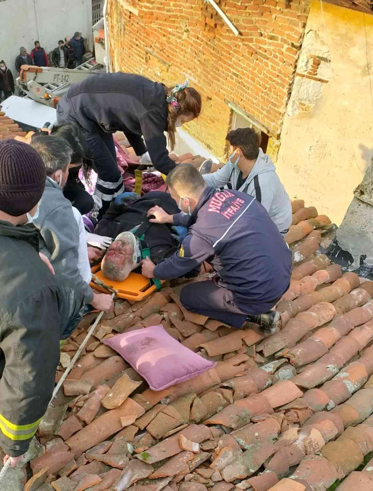 Çatıda kiremit aktarırken düştü