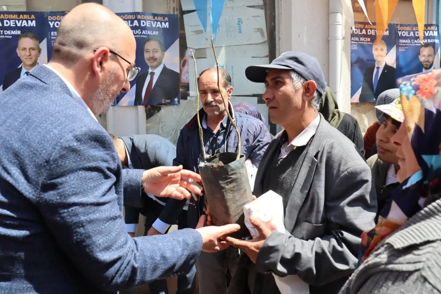 Çavdarhisar’da 400 adet ücretsiz ceviz ve badem fidanı dağıtıldı