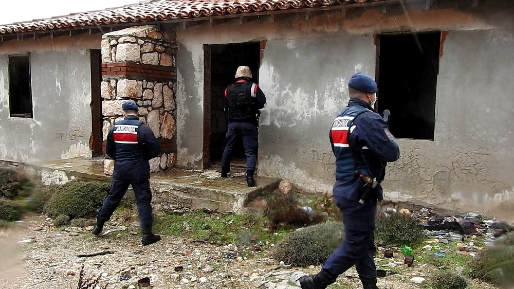 Çeşme’de jandarma yasa dışı geçişe engel olmak için metruk binaları didik didik aradı