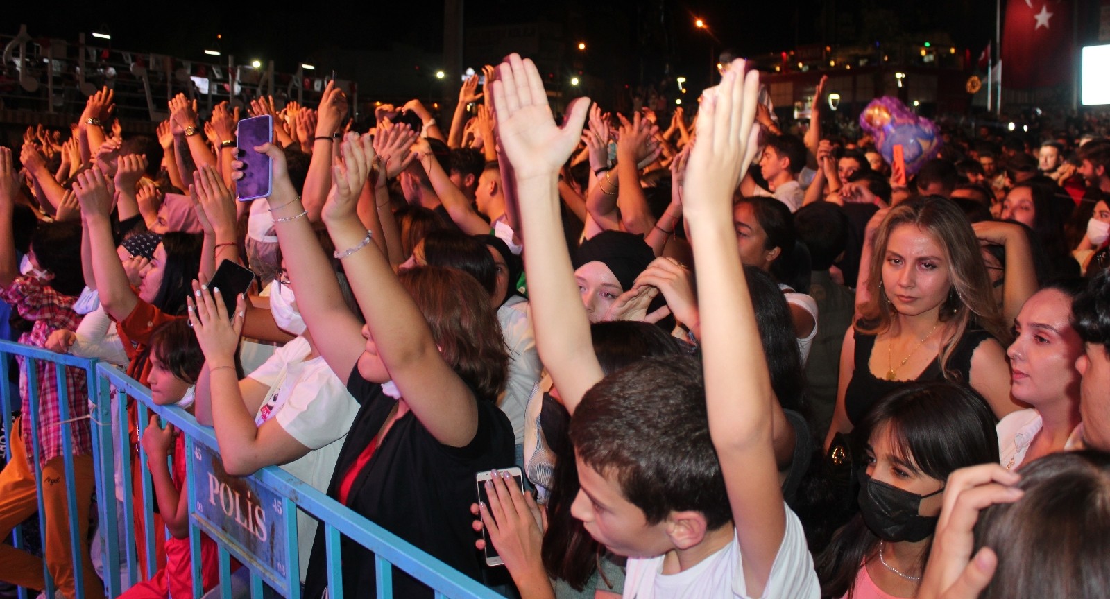 Çiftçiler, tezgahtaki üzümleriyle yarıştı