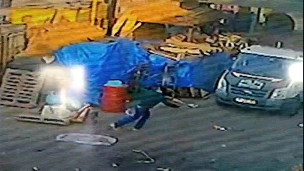 Çiftlikten demir malzeme çalarken suçüstü yakalandılar