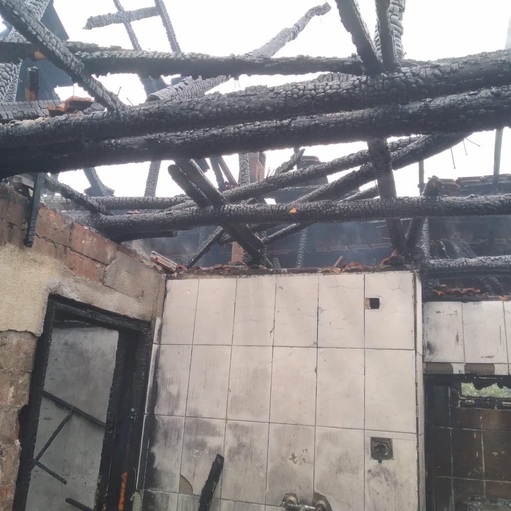 Çıkan yangın evi kullanılamaz hale getirdi