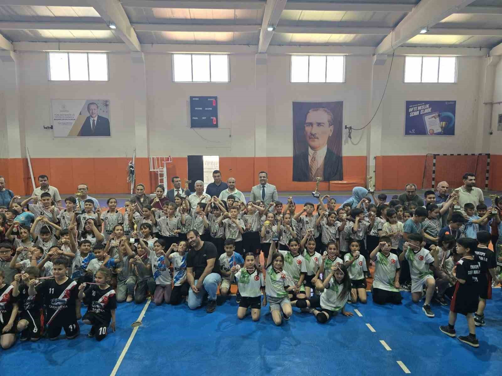 Çocuklar geleneksel oyunlarda kıyasıya yarıştı