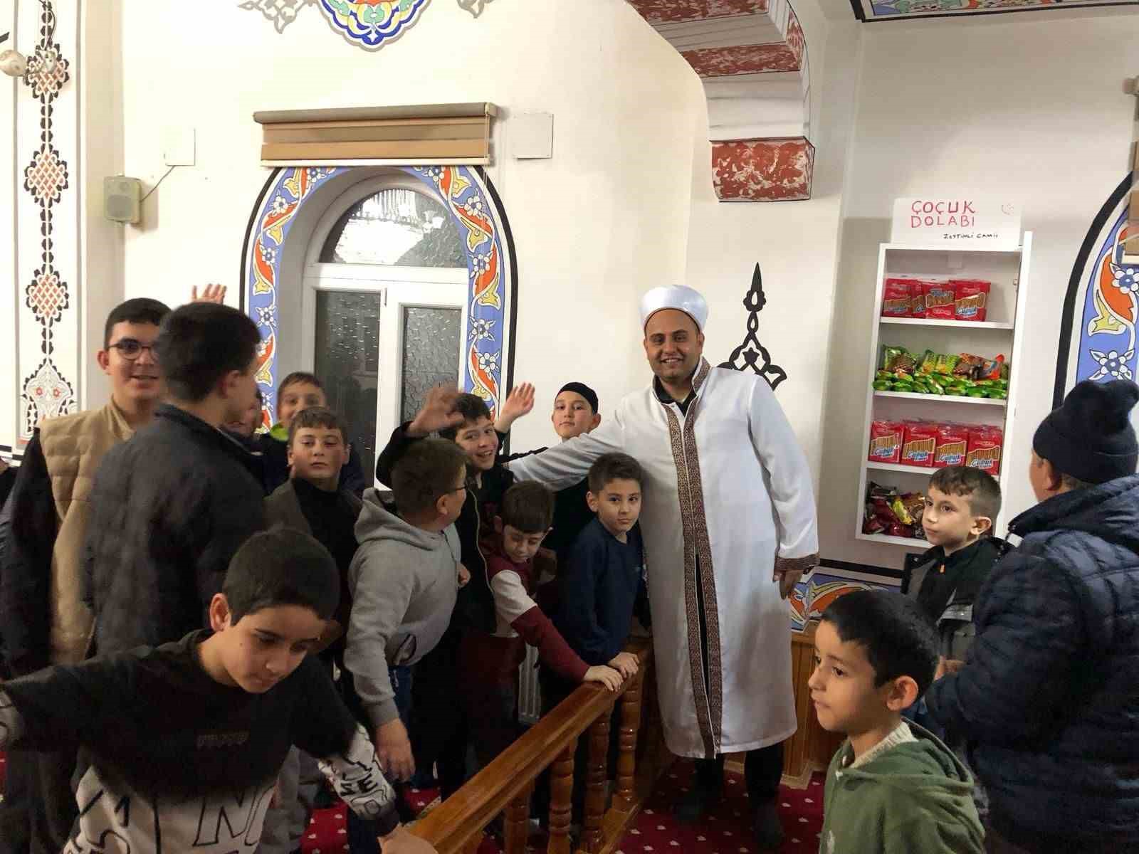 Çocuklar teravih namazlarına koşarak geliyor