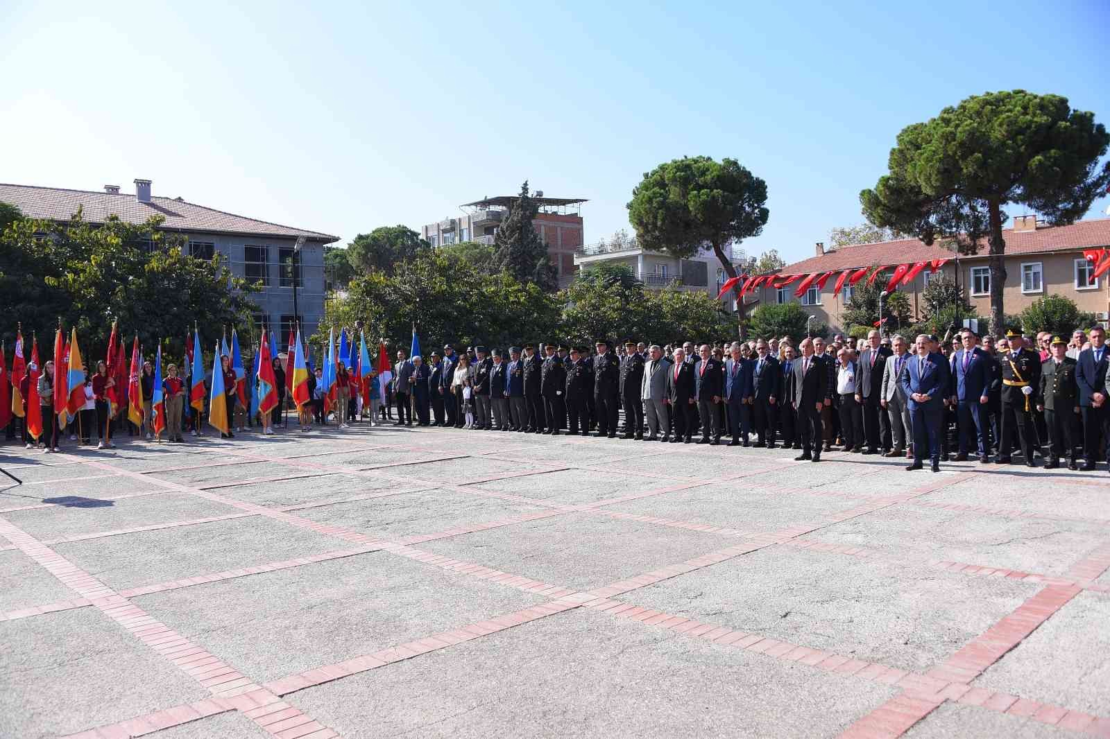 Cumhuriyet Bayramı’nın 99. yılı çelenk sunumuyla başladı