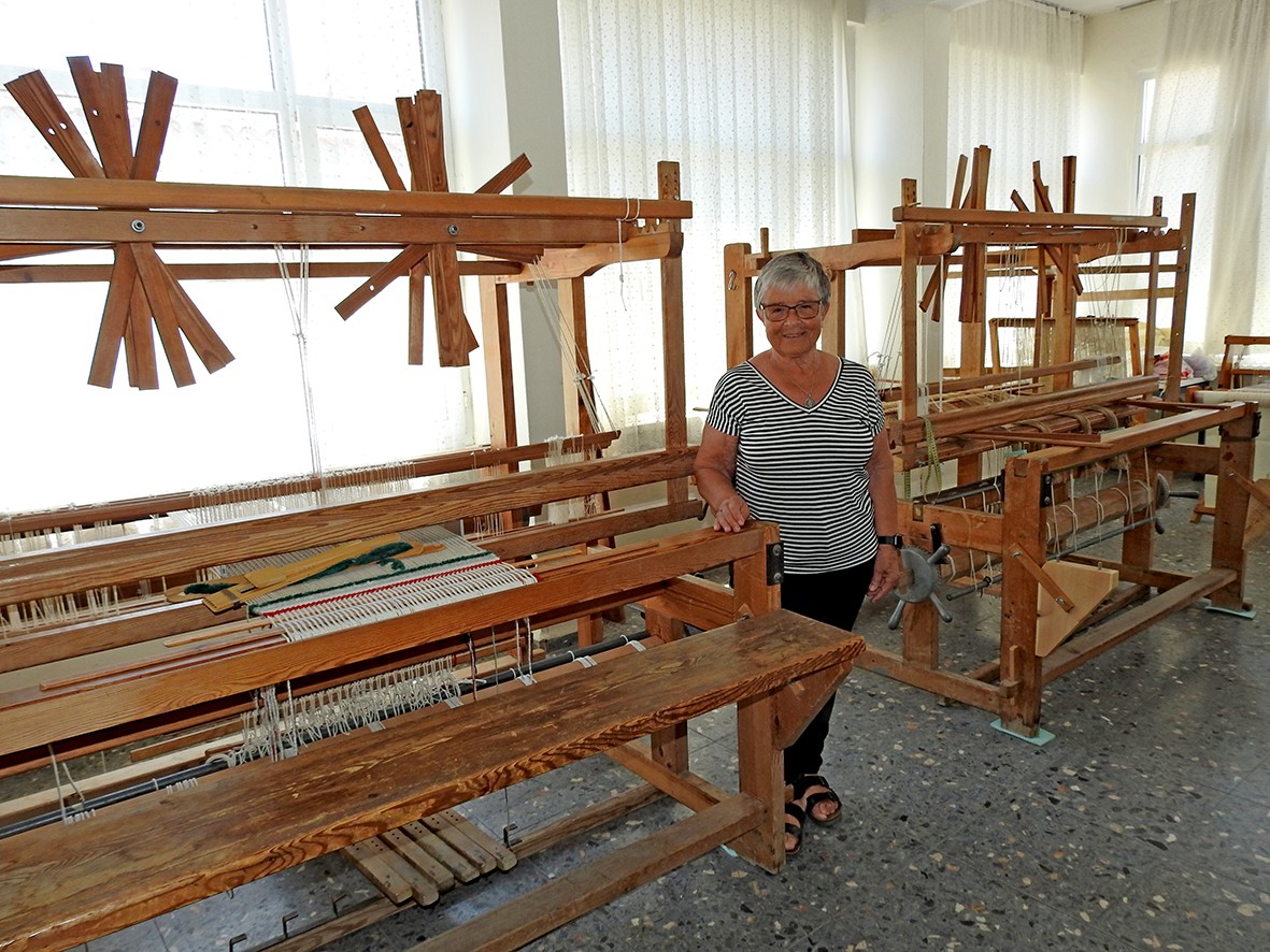 Danimarkalı Conny, dokuma tezgahlarını Çeşme Halk Eğitim’e bağışladı