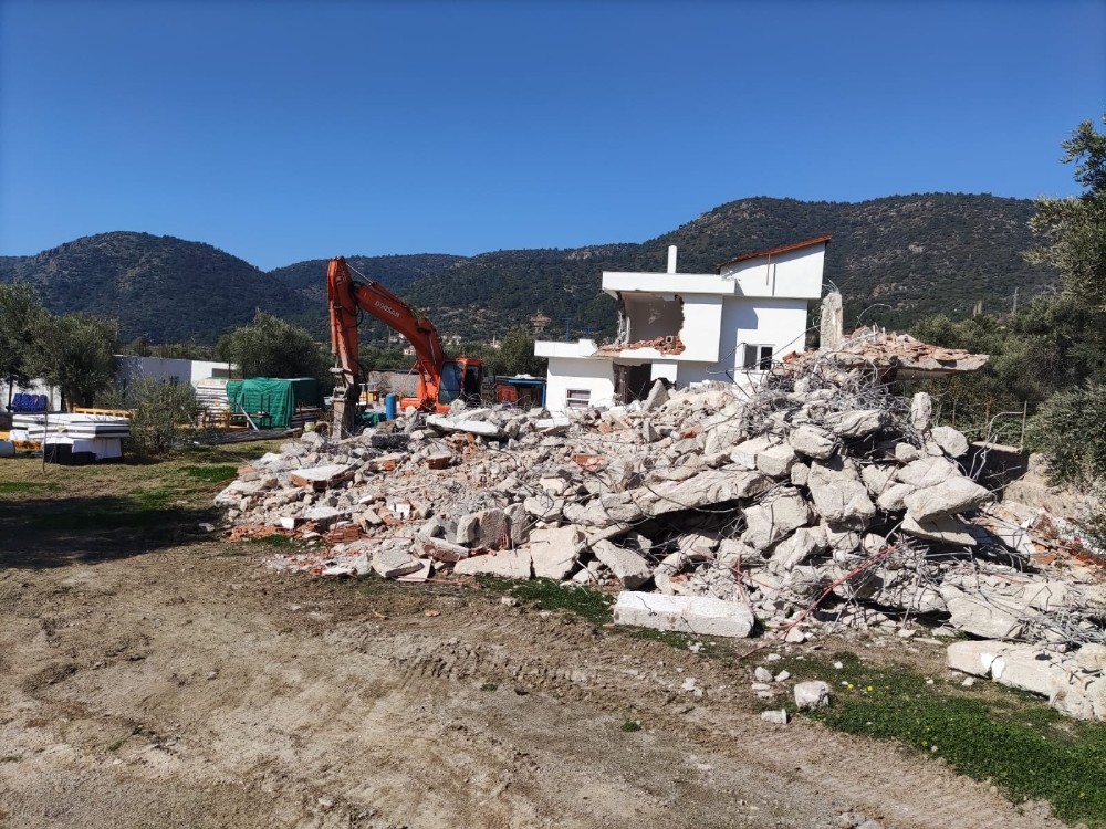 Datça’da kaçak yapıların yıkımına devam ediliyor