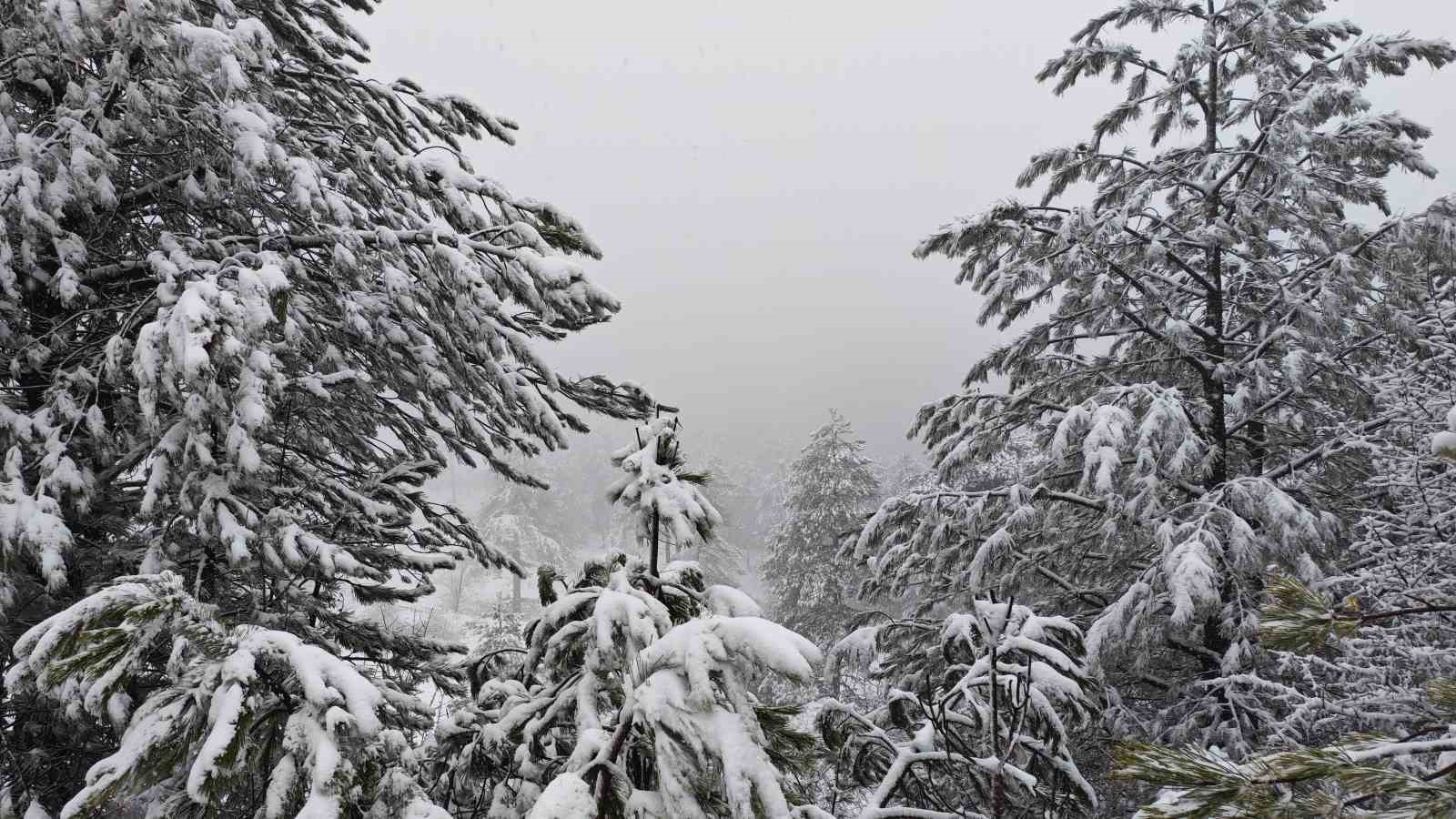 Demirci’nin yüksek kesimlerinde kar yağışı etkili oluyor