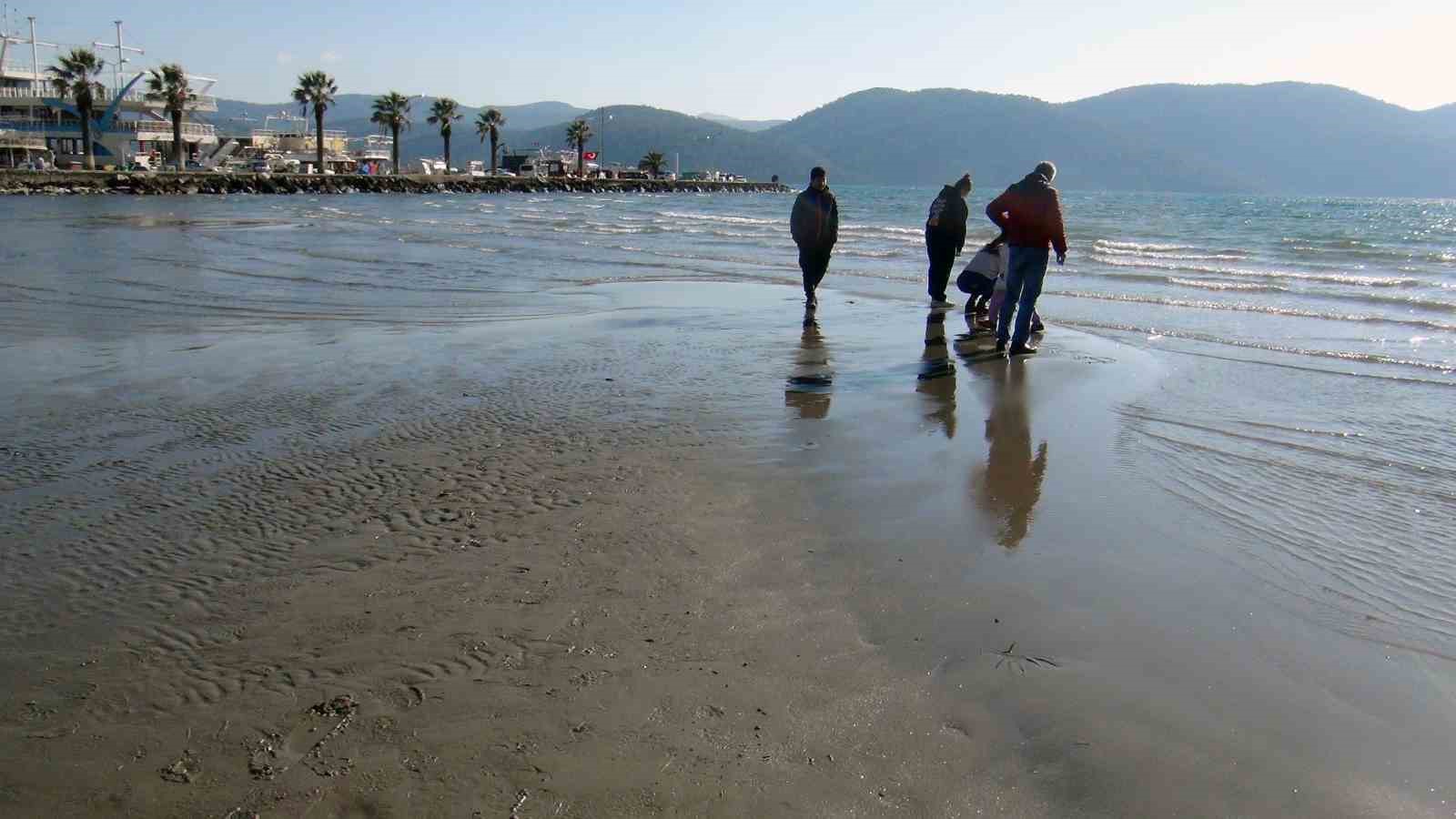 Deniz suyu 15 metre çekildi