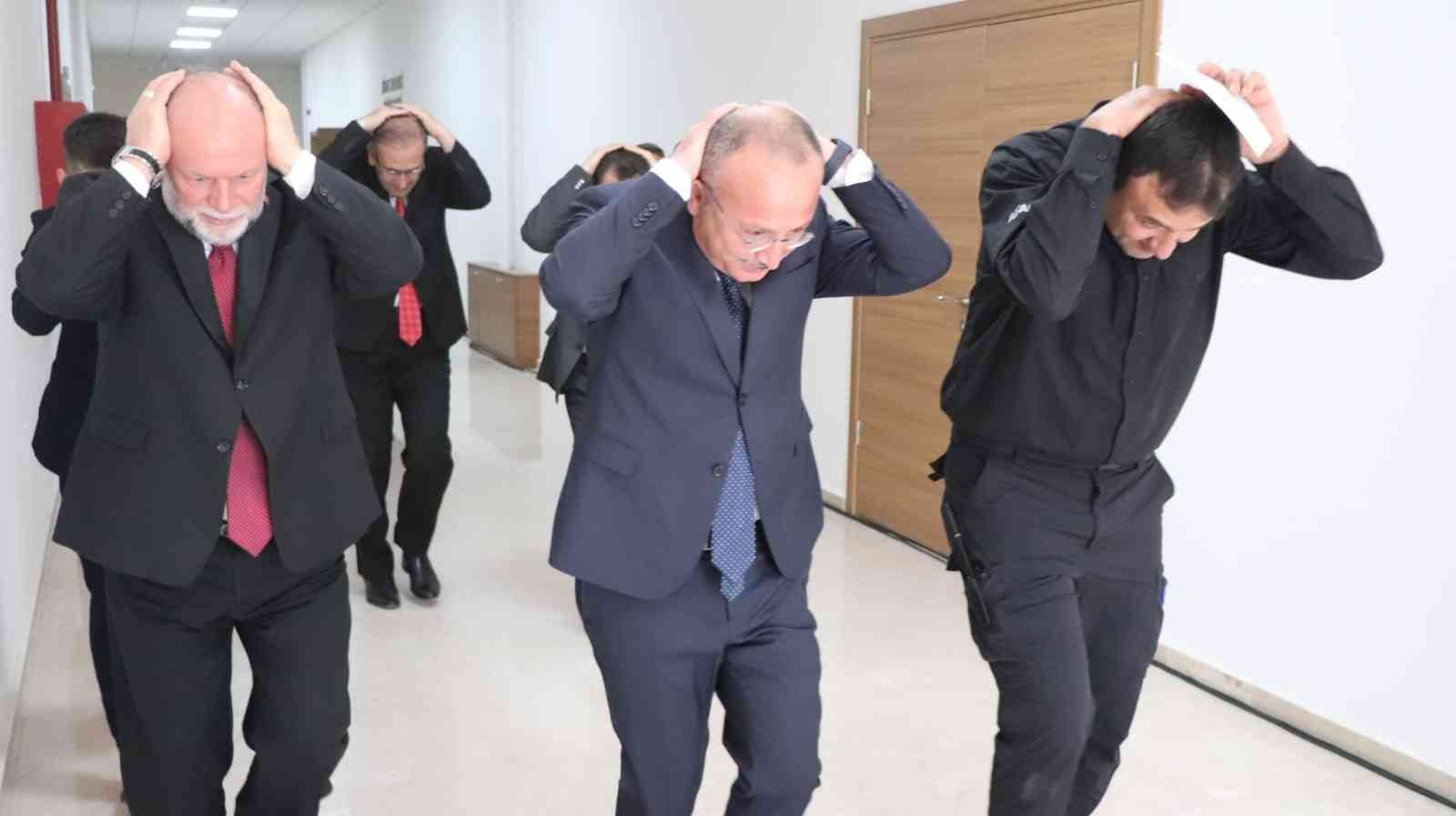 Denizli’de 7 bin kişiyle ’Deprem Anı, Çök Kapan Tutun ve Tahliye’ tatbikatı yapıldı