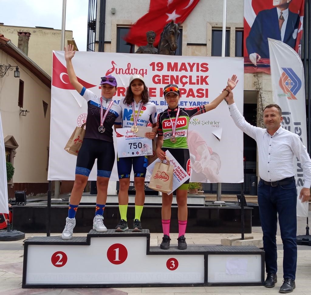 Denizlili bisikletçiler Balıkesir ve Bodrum’dan ödüllerle döndü