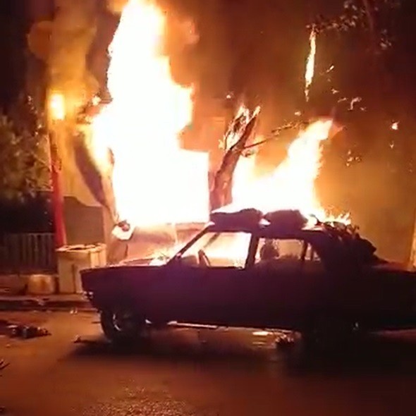 Depoda çıkan yangın otomobillere sıçradı