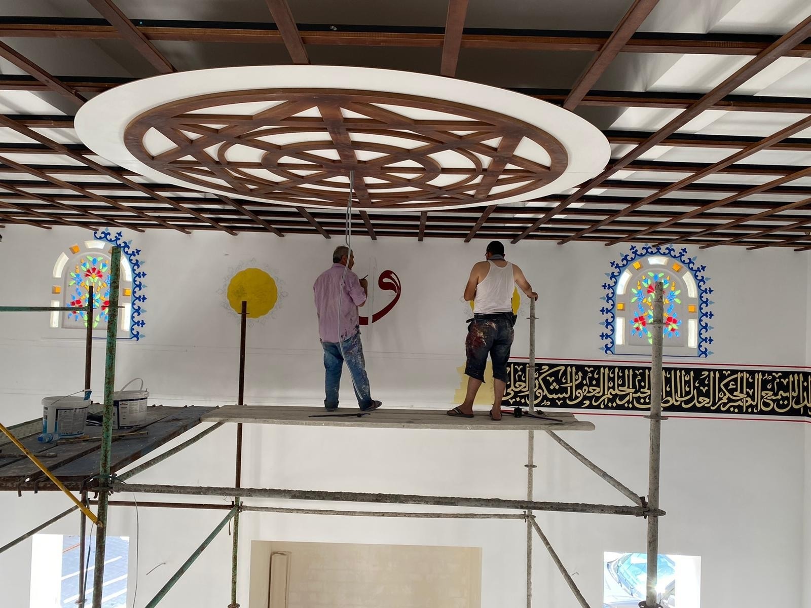 Depremde yıkılan caminin yerine inşa edilen cami tamamlanmak üzere