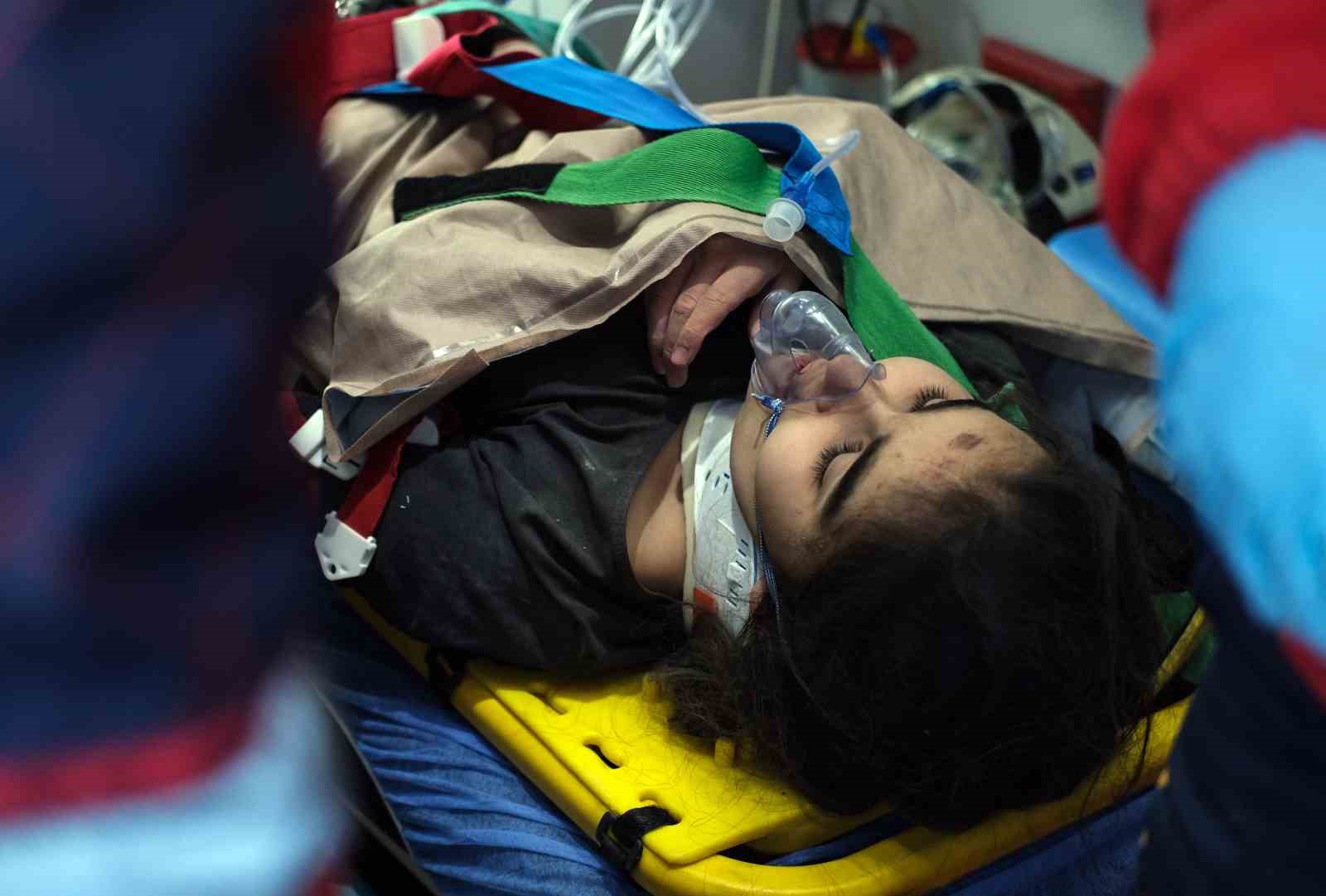 Depremin 6. gününde kurtarılan 11 yaşındaki Nehir’in ilk isteği ’su’ oldu