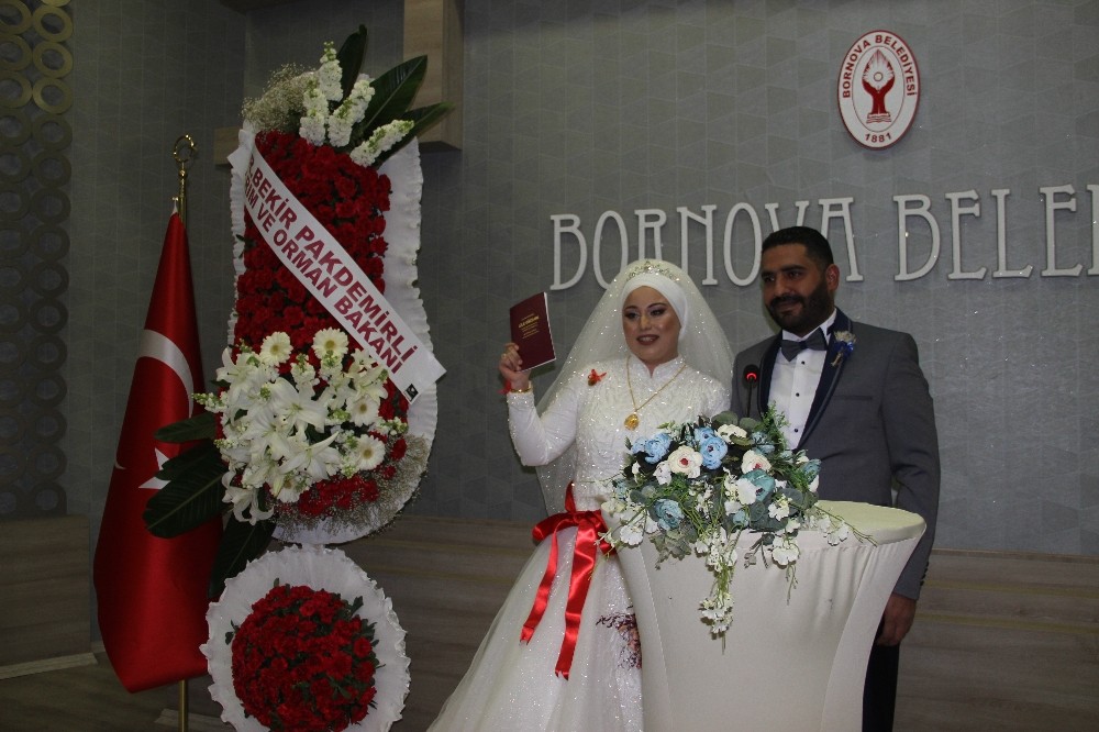 Depremin sembolü Buse dünyaevine girdi