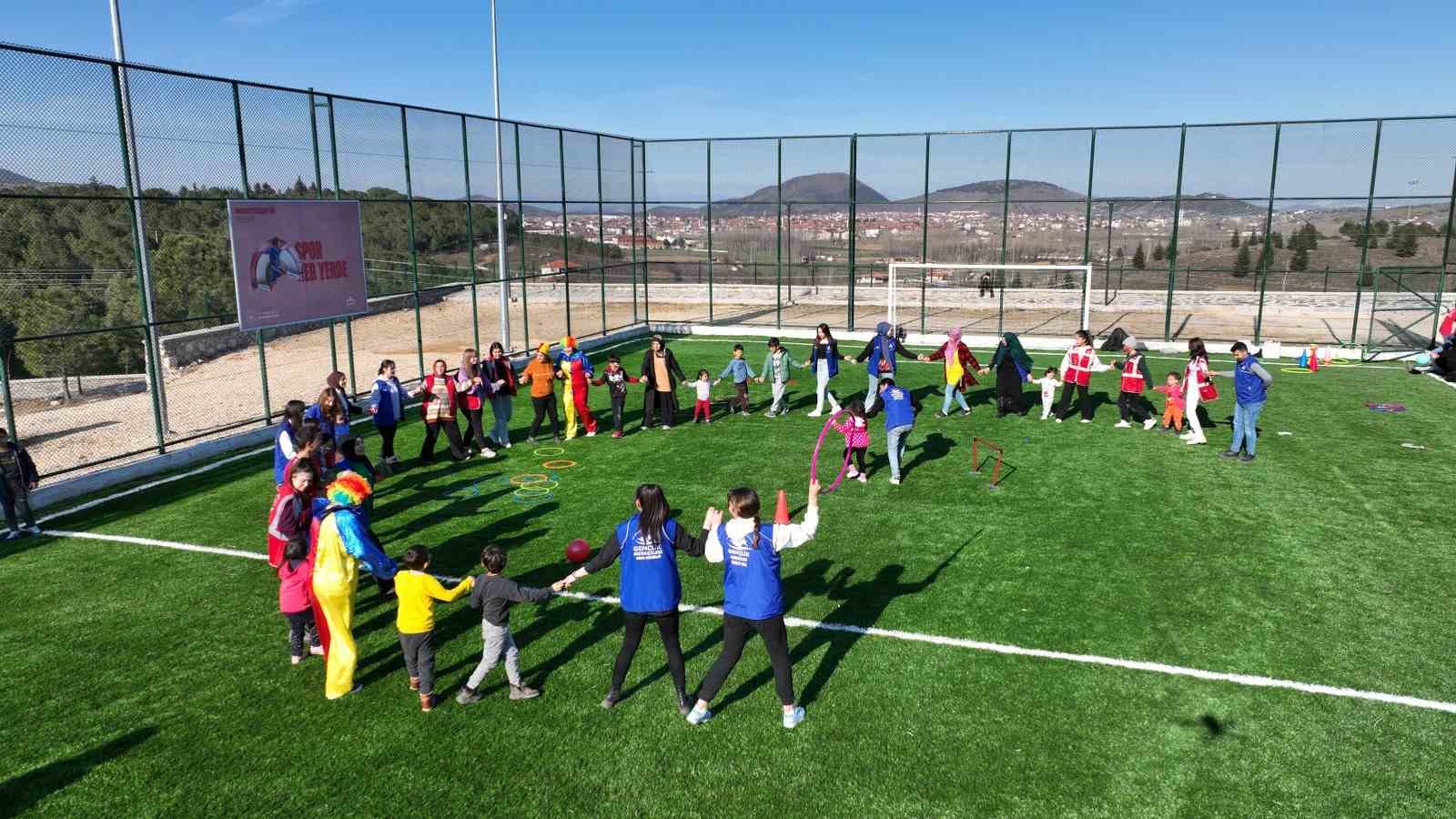 Depremzede çocuklar psikososyal desteğiyle zorlu süreci atlatıyor