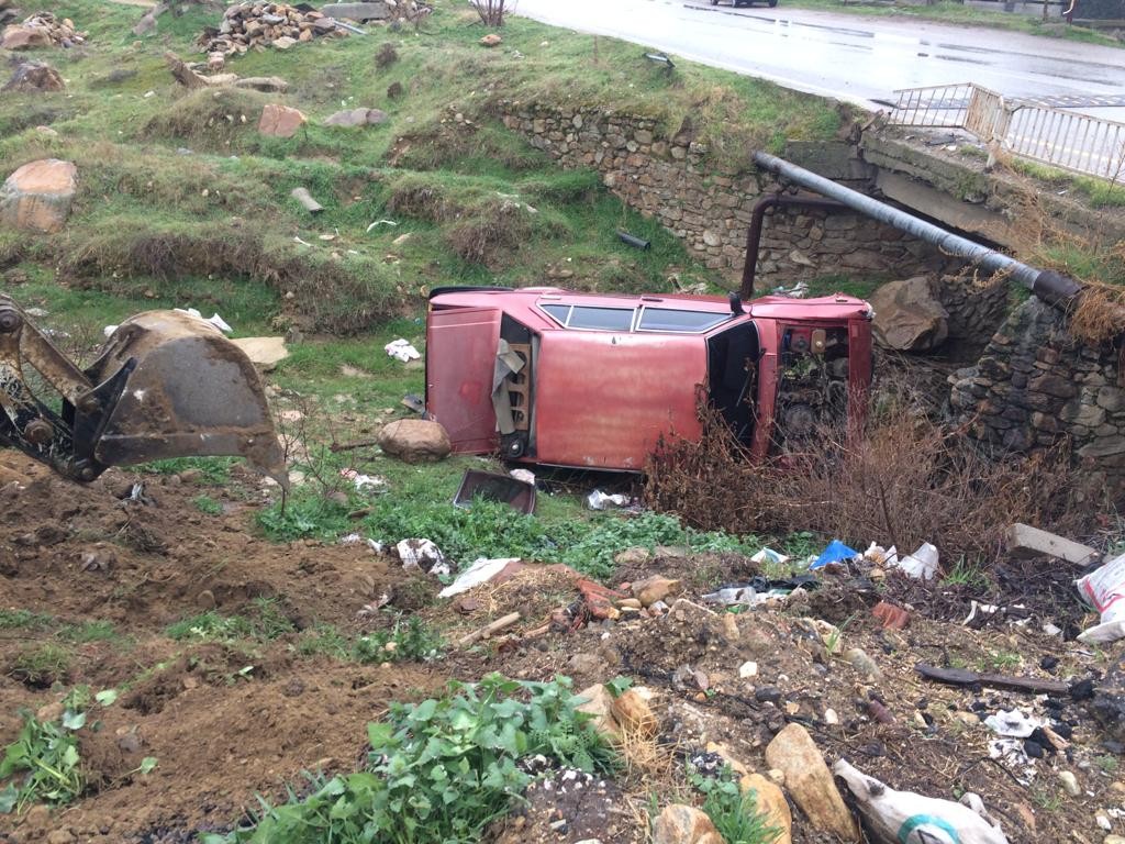 Dereye uçan araçtan yara almadan kurtuldu