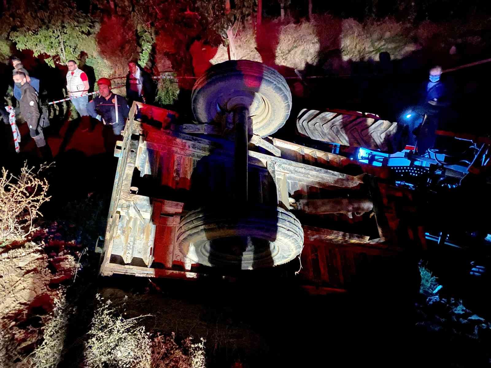 Devrilen traktörün altında kalarak hayatını kaybetti