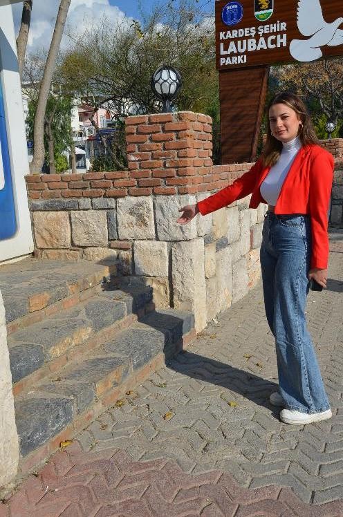 Didim’de üniversiteli kızdan örnek davranış